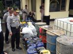 kapolda-jabar-irjen-pol-agung-budi-maryoto-lihat-barang-bukti-pertalite-oplosan_20171226_142335.jpg