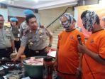 kapolda-jabar-waskito-dan-tersangka-penipu-penggandaan-uang_20161215_154503.jpg