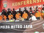 kapolda-metro-jaya-irjen-nana-sudjana-didampingi-dirreskrimum-polda-metro-jaya-kombes-tubagus-ade.jpg