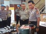 kapolda-tunjukkan-barang-bukti-tersangka-ganda-uang_20161215_141602.jpg