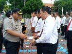 kapolres-indramayu-akbp-m-yoris-my-marzuki-beri-penghargaan-ke-anggotanya.jpg