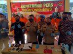 kapolres-indramayu-akbp-suhermanto-tengah-depan.jpg