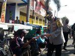 kapolres-sumedang-akbp-dwi-indra-laksmana-saat-membagikan-masker.jpg