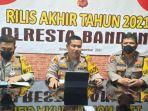 kapolresta-bandung-kombes-pol-hendra-kurniawan-tengah-saat-konferensi-pers.jpg