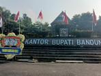 karangan-bunga-sindirian-di-kantor-Bupati-Bandung.jpg