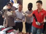 kasatreskrim-polres-bandung-akp-niko-nap_baju-merah-memperlihatkan-senjata_20160531_202840.jpg