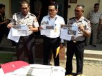 kasubdit-tipidter-memperlihatkan-sejumlah-barang-bukti-penambangan-ilegal-di-garut_20170807_164205.jpg
