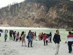 kawah-putih-ciwidey-kabupaten-bandung-natal-tahun-baru-senin-23122019-_-2.jpg