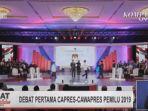 kedua-peserta-debat-pilpres-2019-berjalan-ke-tengah-panggung.jpg