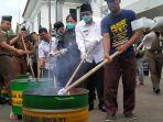 kejaksaan-negeri-indramayu-saat-memusnahkan-ratusan-barang-bukti.jpg