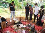 keluarga-bibi-andriansyah-dan-tom-liwafa-ziarah-ke-makam-vanessa-angel-dan-bibi.jpg