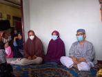keluarga-imas-mulyani-bidan-yang-ditusuk-suaminya-sendiri-hingga-tewas.jpg