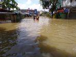 keluarga-menembus-banjir.jpg