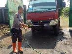 kendaraan-pembawa-pakan-ternak-disemprot-disinfektan.jpg