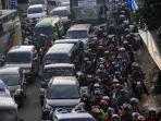 kendaraan-terjebak-macet-di-nagreg_bukbis_20160707_141509.jpg