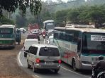 kendaraan-yang-melintas-jalan-limbangan-malangbong_20170623_141208.jpg