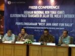 kepala-kpwbi-jabar-wiwiek-s-widayat-tiga-dari-kiri-dan-perwakilan-bank-penerbit-uang-elektronik_20170929_102804.jpg