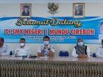 kepala-smkn-1-mundu-ikhwanudi-beserta-staf.jpg