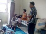 kepala-upt-puskesos-kota-bandung-hadian-saat-cek-kamar.jpg