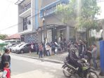 keramaian-pengunjung-yang-memenuhi-halaman-depan-kantor-tribun-jabar-selasa-24102017_20171024_155816.jpg