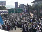 kerumunan-massa-hrs-simpang-gadog.jpg