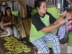 kesibukan-di-pabrik-kerupuk-mi-ojay-cimaung.jpg