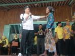 ketua-dpd-golkar-jabar-dedi-mulyadi-bersama-seorang-lansia_20170427_140449.jpg