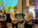 ketua-komisi-x-dpr-ri-serahkan-bantuan-dana-pendidikan-untuk-30150-siswa-di-karawang.jpg