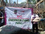 ketua-npci-ciamis-oman-heryadi-menyerahkan-bantuan.jpg
