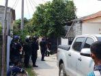 khusus-88-antiteror-polri-menggeledah-rumah-di-bekasi.jpg