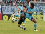 kim-jeffrey-berebut-bola.jpg