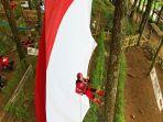 komunitas-panjat-tebing-di-kuningan-kibarkan-bendera-merah-putih-raksasa-di-talaga-surian.jpg