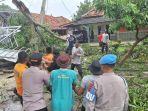 kondisi-proses-evakuasi-Puing-puing-dan-pohon-tumbang.jpg