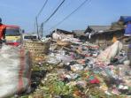 kondisi-sampah-di-depan-pasara-parakan-muncang_20150728_135821.jpg