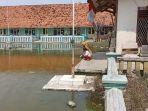 kondisi-sd-negeri-eretan-wetan-ii-indramayu-yang-dikepung-banjir-rob.jpg