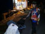 korban-memperlihatkan-bajunya-yang-berlumuran-darah.jpg