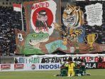 koreo-bobotoh-saat-persebaya-vs-persib.jpg