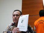 kpk-baru-saja-menetapkan-penyidik-asal-polri-stepanus-robin-pattuju-sebagai-tersangka.jpg