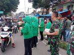 kudapan-takjil-kepada-pengendara-dan-pejalan-kaki-y.jpg