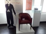 kursi-yang-pernah-digunakan-oleh-charlie-chaplin-di-hotel-grand-preanger-bandung_20170813_141259.jpg