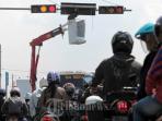 lampu-setopan-tengah-diperbaiki.jpg