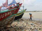 lautan-sampah-di-bibir-pantai-dadap-kecamatan-juntinyuat-kabupaten-indramayu.jpg