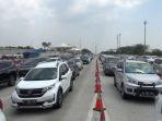 libur-panjang-kendaraan-di-gerbang-tol-cikampek-utama-siang-ini-padat-merayap-2.jpg