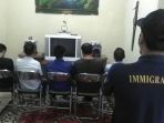 lima-warga-negara-asing-asal-cina-diamankan_20171128_152302.jpg