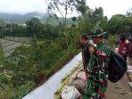 lokasi-longsor-tebing-yang-menyebabkan-satu-bangunan-tergerus-ke-bawah.jpg
