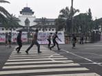 mahasiswa-BEM-SI-menggelar-futsal-di-depan-Gedung-Sate.jpg