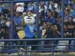 maskot-persib-selfi-di-si-jalak-harupat.jpg