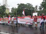 massa-aliansi-masyarakat-cirebon-pembela-nkri-saat-berunjuk-rasa-di-kantor-bupati-cirebon.jpg