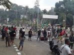 massa-blokade-jalan-di-manokwari-rusuh.jpg