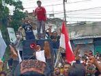 massa-pendukung-pasangan-iwan-iip-berunjuk-rasa-di-depan-kantor-kpu.jpg